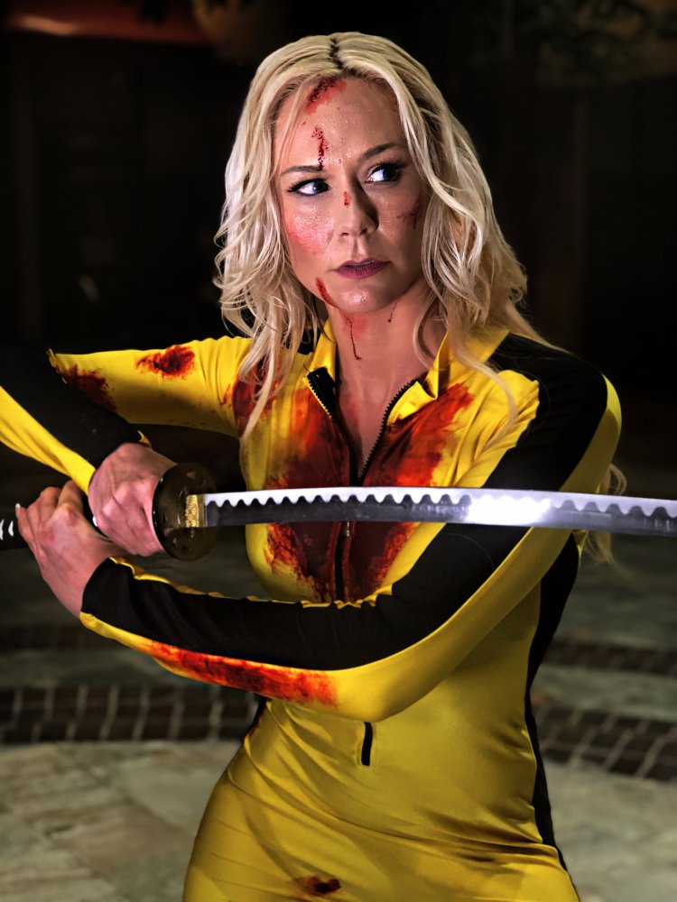 Zoe Bell в купальнике