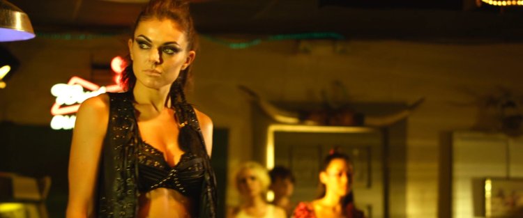 Зои Белл ботфорты