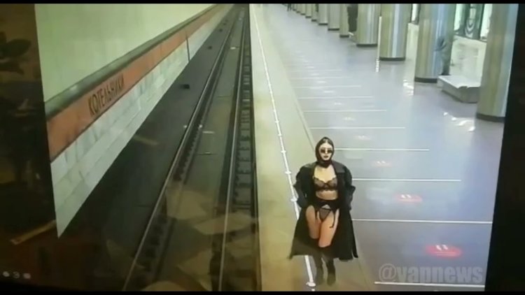 Девушка в метро в плаще