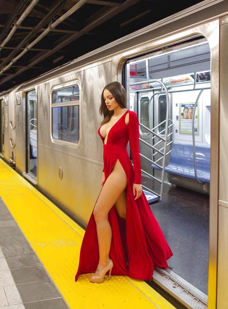 Девушка без штанов в офисе