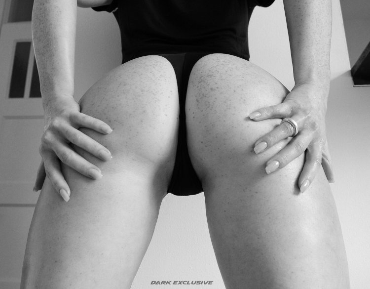 Раздвигает ягодицы руками