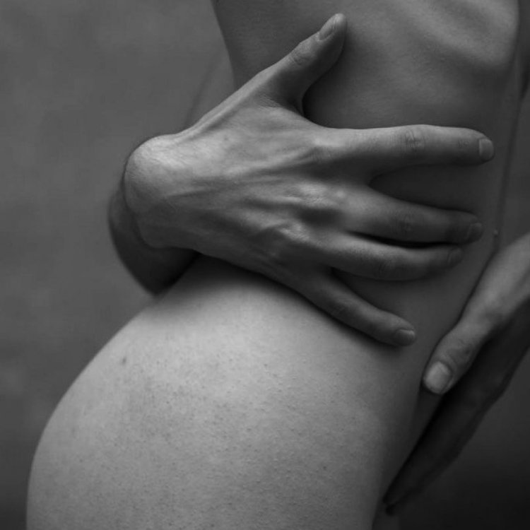 Парень лапает голую попу