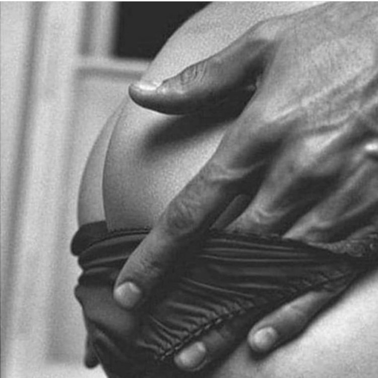 Растягивание ануса пальцами