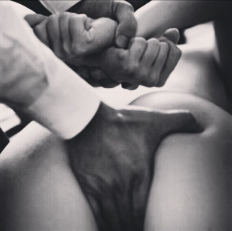 Массаж мужскими попки руками