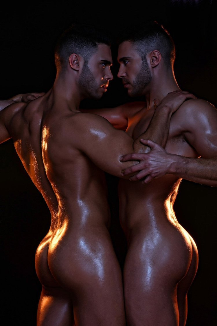 Парень с большими сиськами