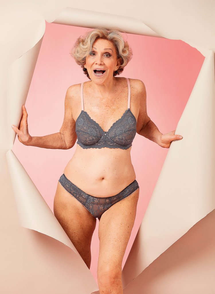 Пожилые женщины в трусах