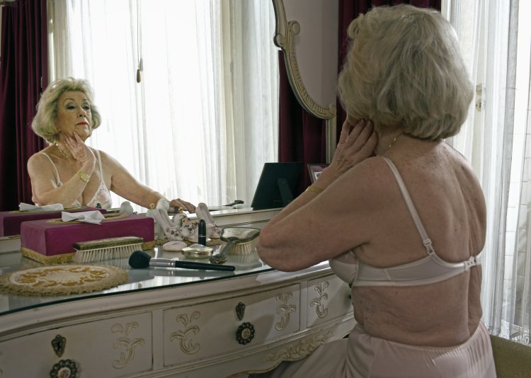 Пожилые женщины в панталонах