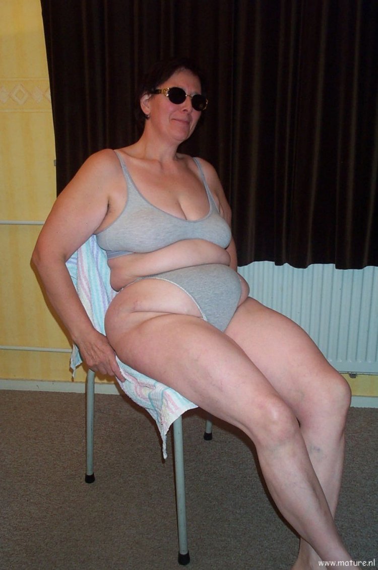 Эйприл Томас в белье