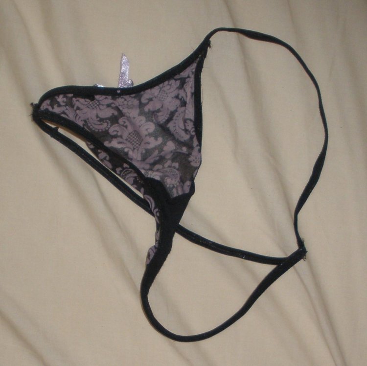 Промокшие женские трусики