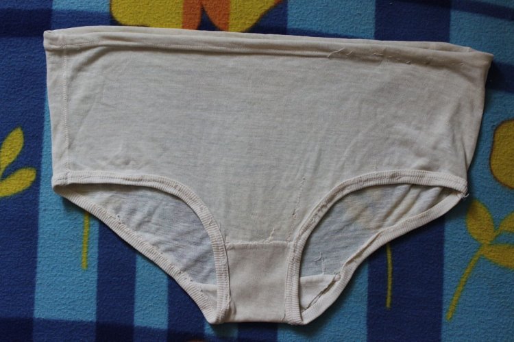 Трусы растянуты на вешалке