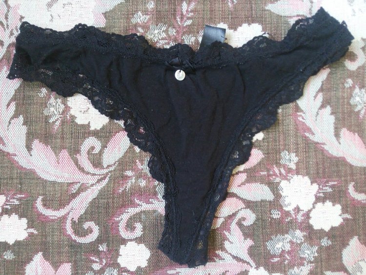 Поношенные женские трусы