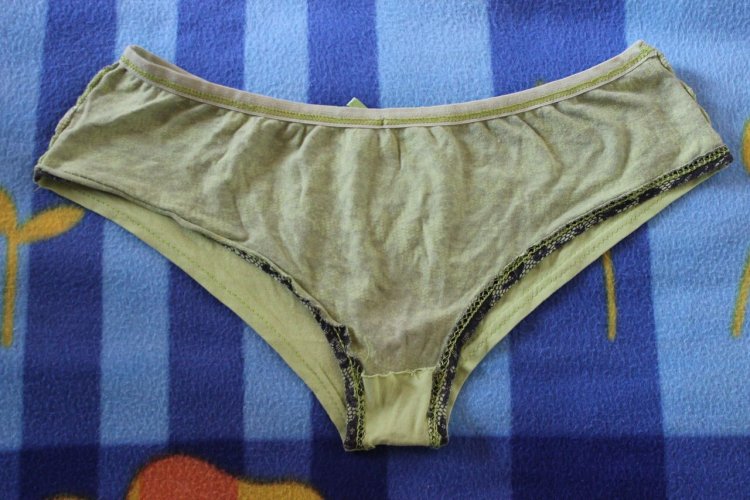 Намокшие женские трусики