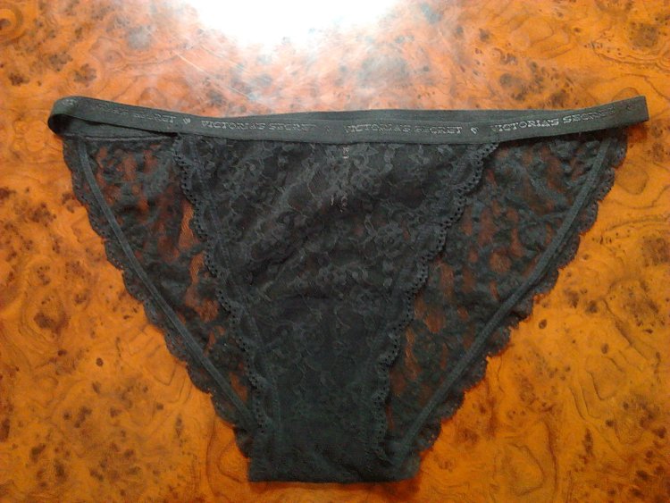 Нижнее белье сушится на веревке