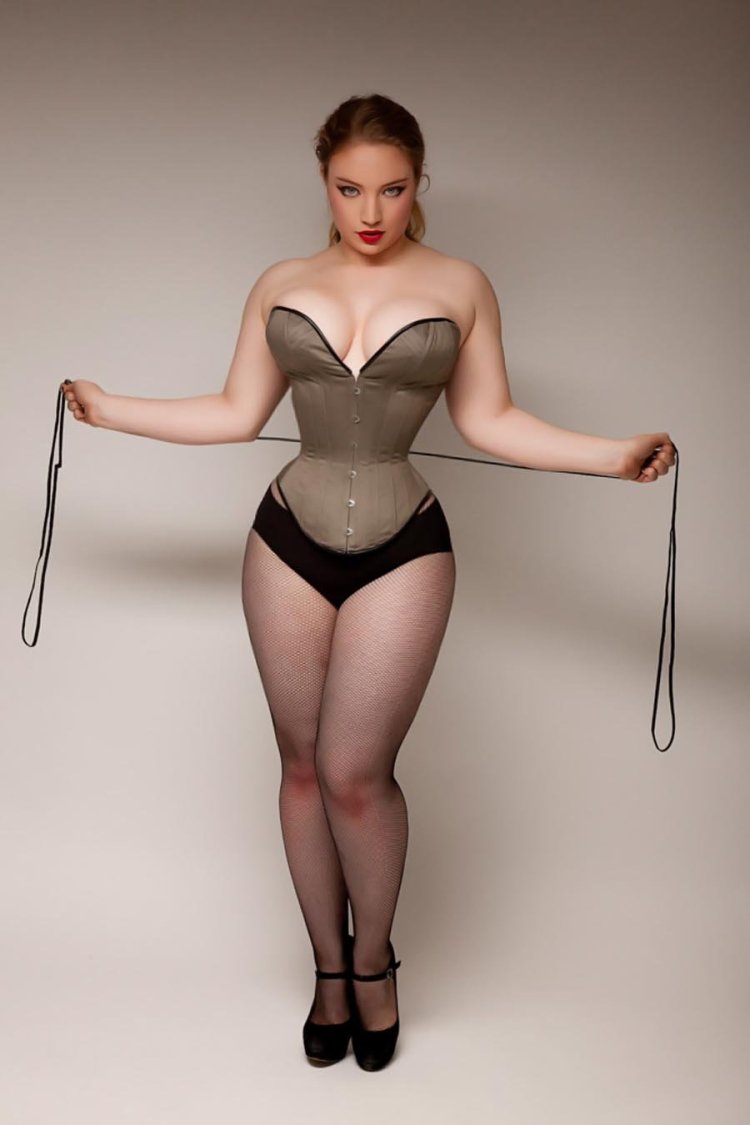 Конни Картер красивая грудь