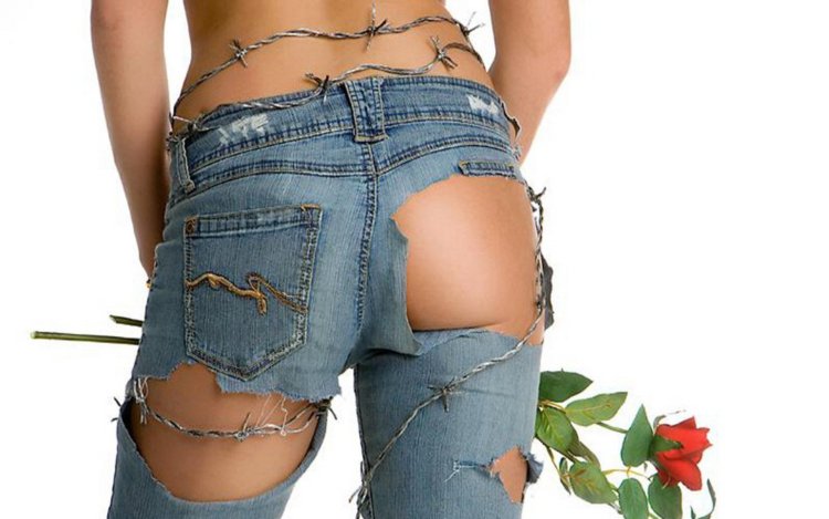 Рваные джинсы на попе