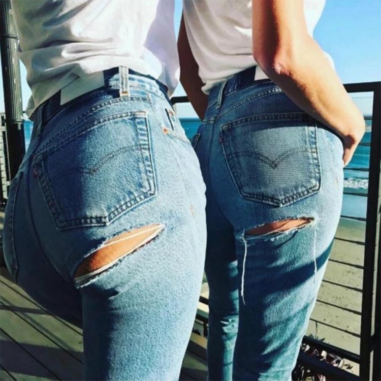 Джинсы с вырезами на ягодицах