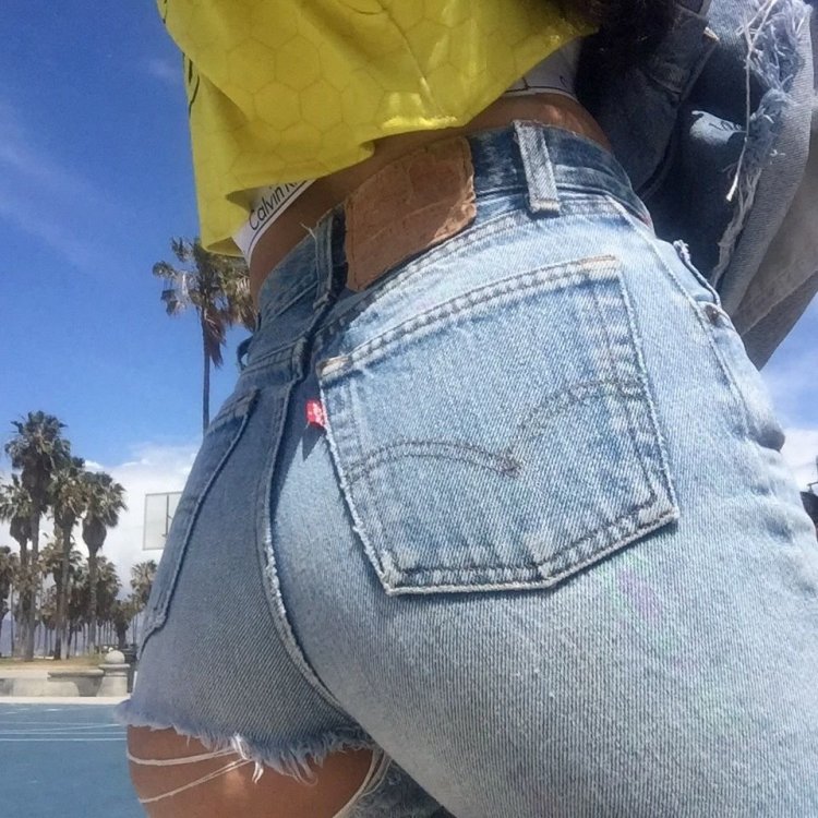 Рваные джинсы на попе