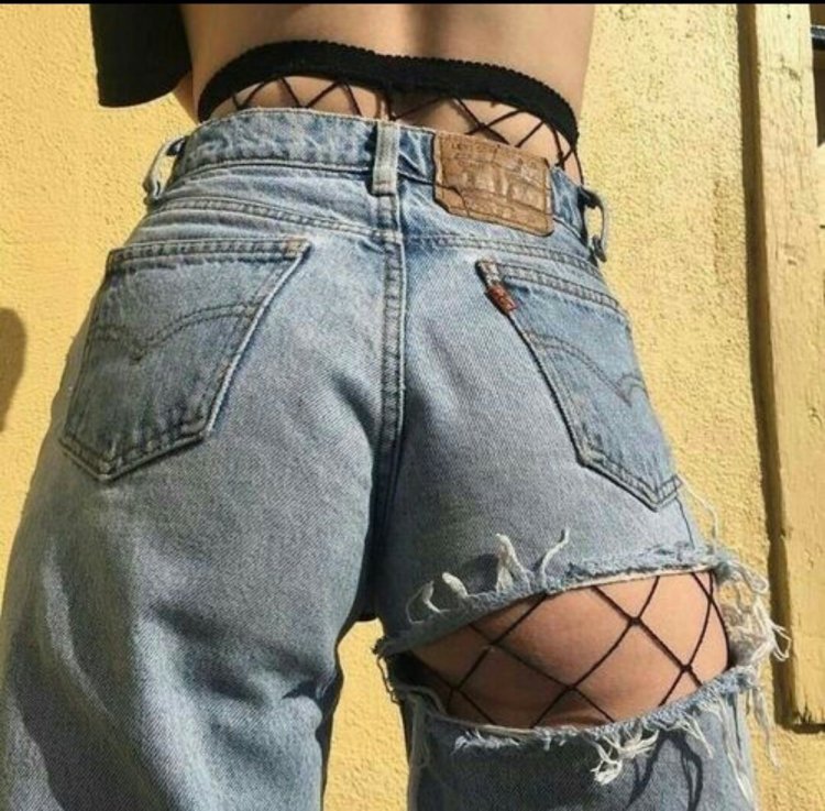 Порванные джинсы на попе