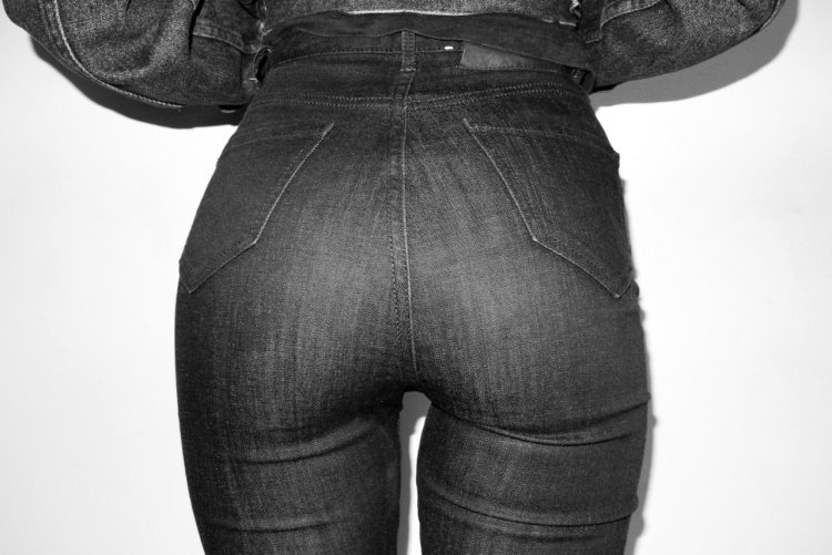 Попки в серых джинсах