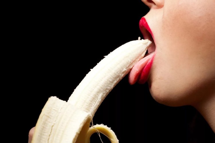 Девка заглатывает банан
