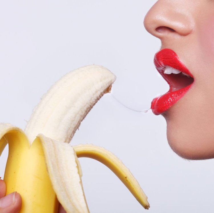 Глотает банан