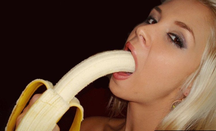Заглатывает банан