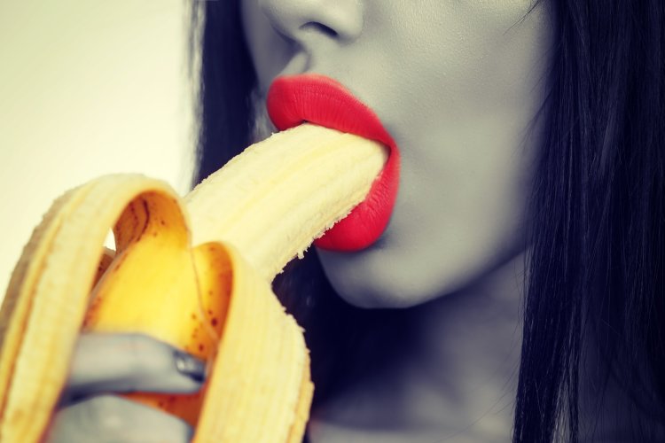 Красивая девушка с бананом