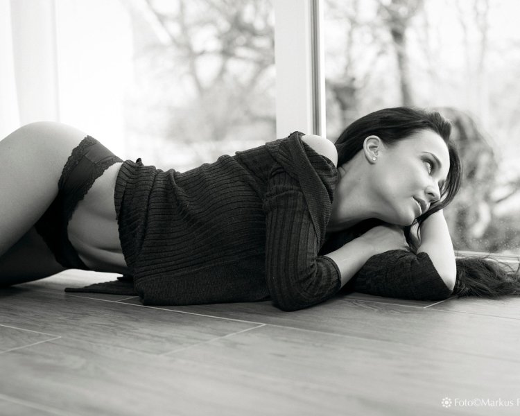 Девушки сзади на коленях