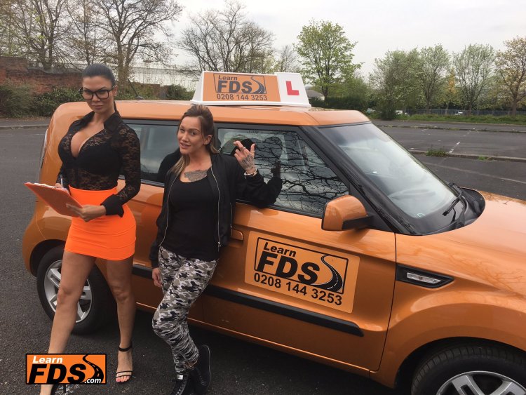 FAKETAXI брюнетка грудастая