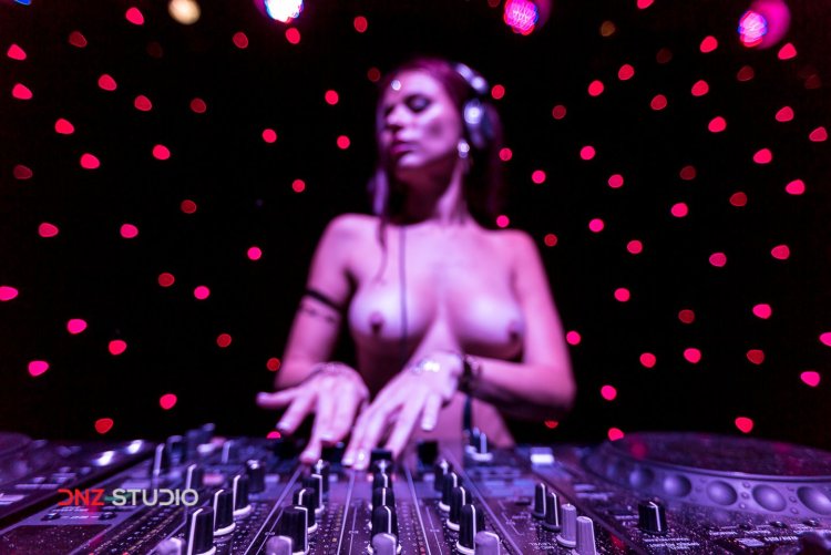 Девушка диджей