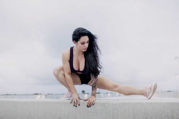 Голая фотомодель на улице