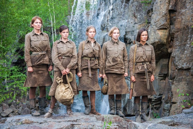 Кадры из фильма а зори здесь тихие 2015