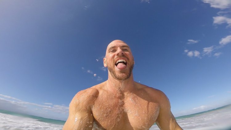 Джонни Стивенс лысый