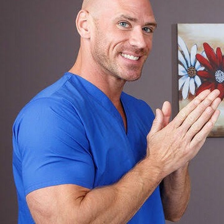 Джонни Синс и кисса Синс