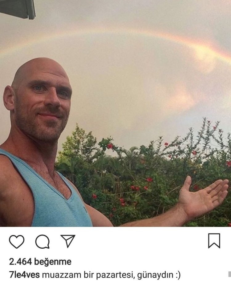 Группа девушек позирует