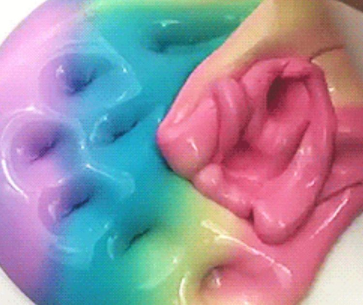 Облизывает женскую промежность