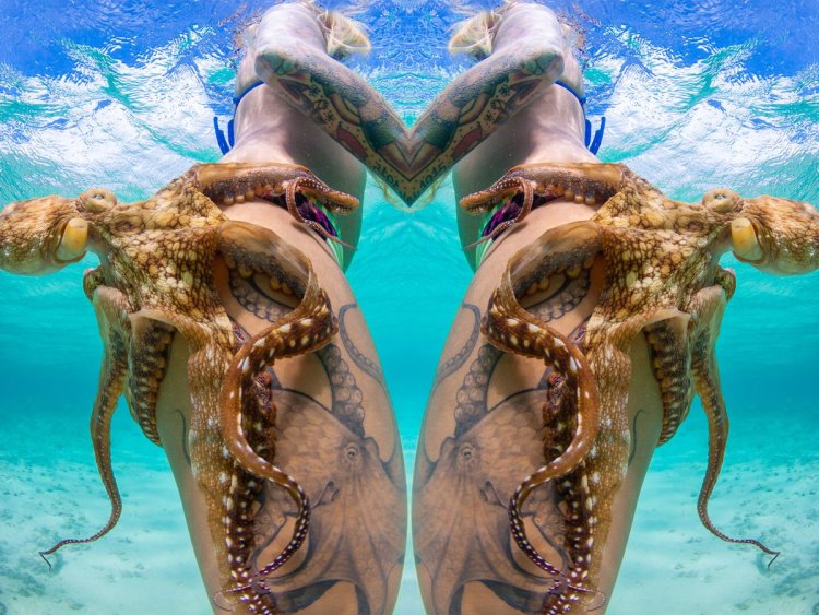 Тату осьминог на бедре