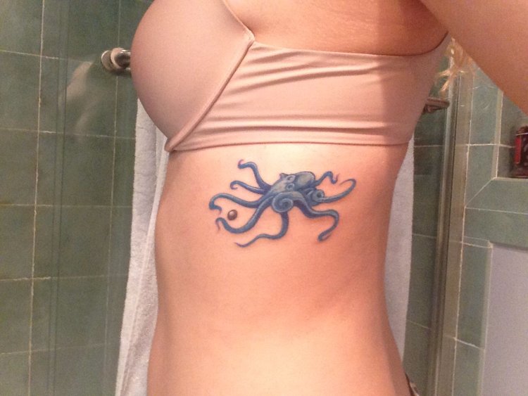 Девушка с татуировкой осьминога