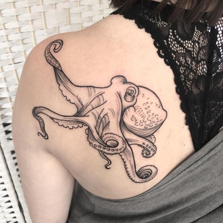 Девушка с татуировкой осьминога