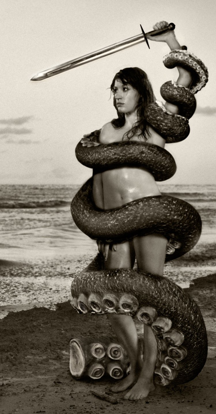 Девушка с татуировкой осьминога