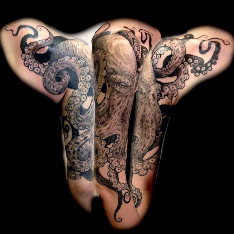Тату осьминог на бедре