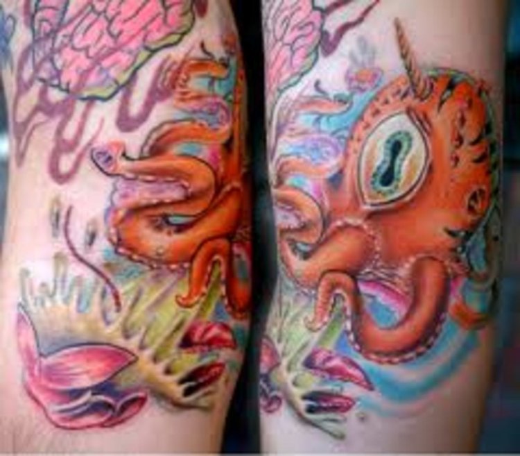 Тату осьминог на животе