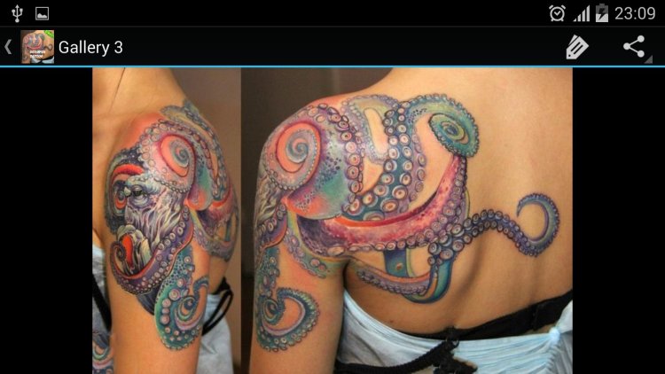 Баба с тату осьминога в очках