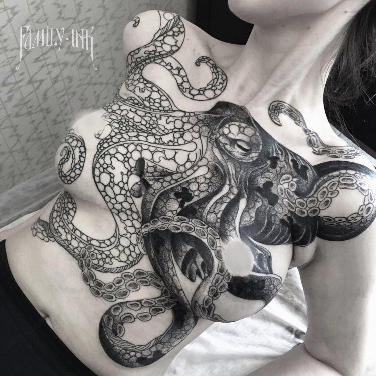 Тату осьминог на попе