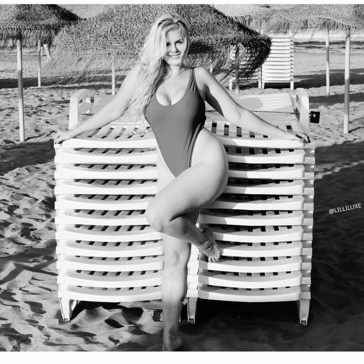 Lilli Luxe Plus-Size модель