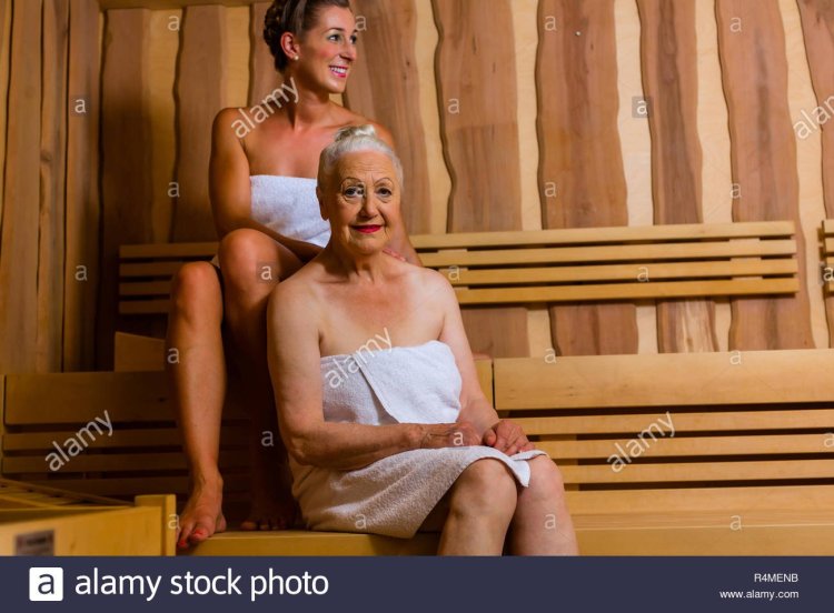 Взрослые женщины в сауне