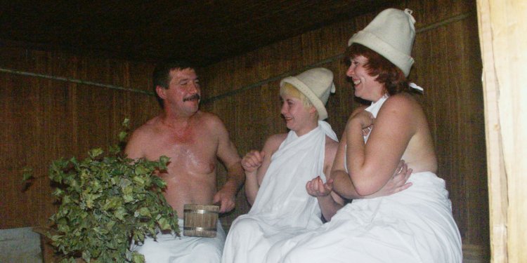 Старые женщины в сауне