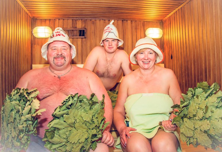 Толстый мужчина в бане