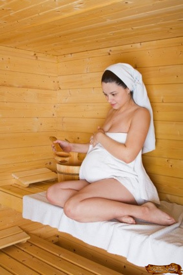 Беременная в бане