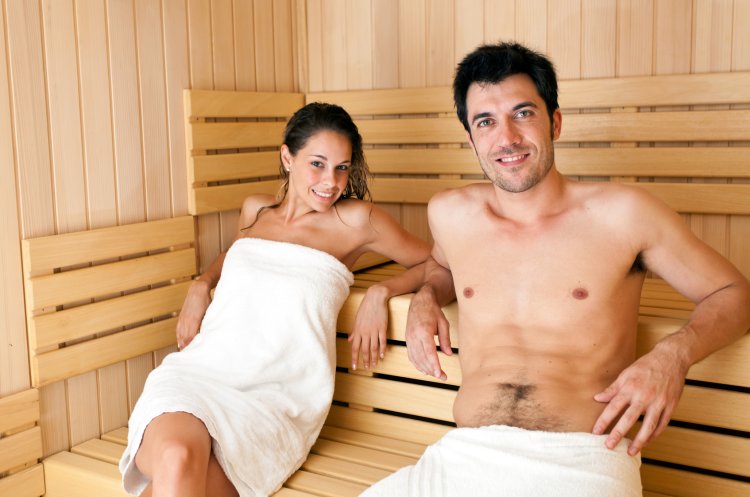 Мужчина и женщина в сауне